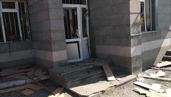 В Степанакерте заделывают разбитие окна - Sputnik Армения