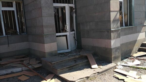 Առայժմ տախտակով. Ստեփանակերտում փորձում են մեղմել հրթիռակոծության հետևանքները. տեսանյութ - Sputnik Արմենիա