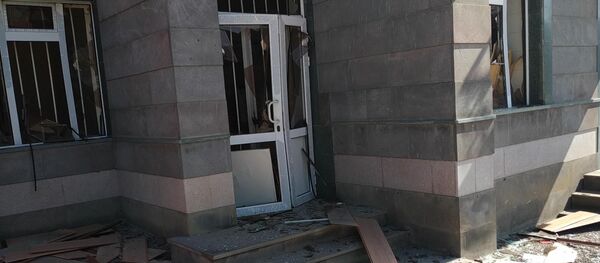 В Степанакерте заделывают разбитие окна - Sputnik Армения