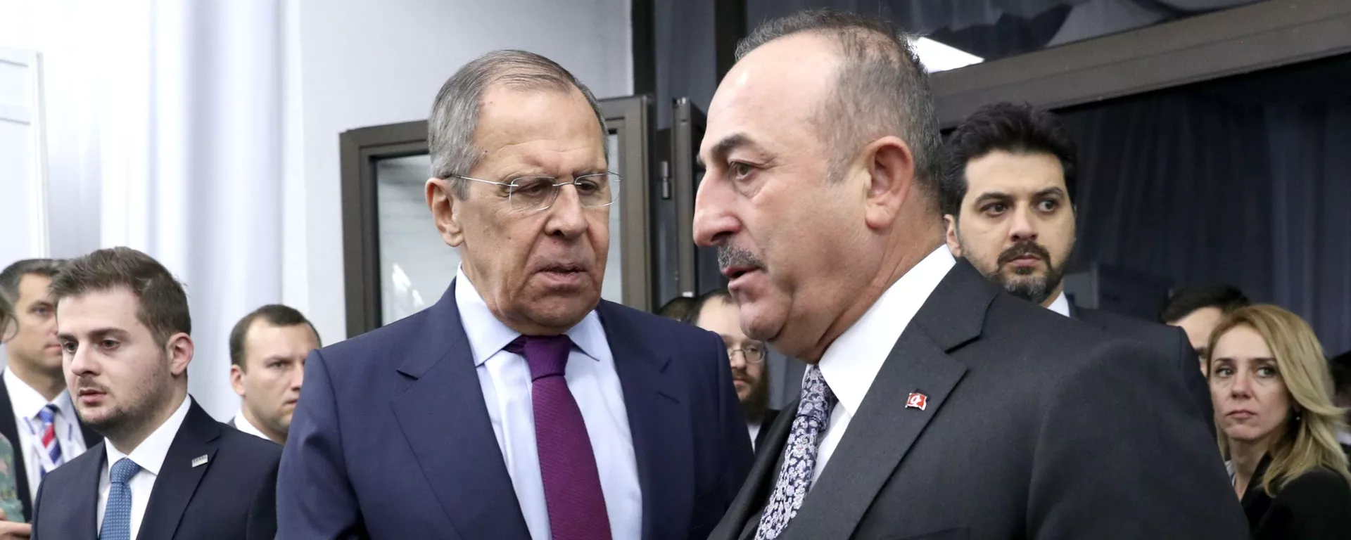 Главы МИД России и Турции Сергей Лавров и Мевлют Чавушоглу после общего фотографирования участников 26-го заседания Совета министров иностранных дел ОБСЕ (5 декабря 2019). Братислава - Sputnik Армения, 1920, 30.06.2021