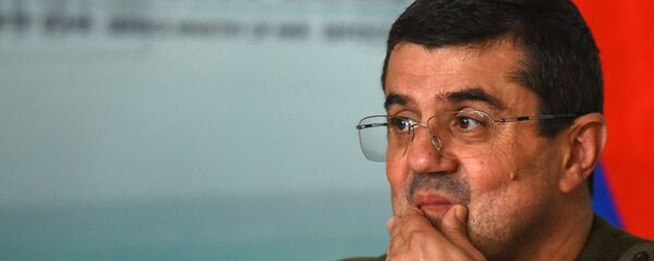 Президент Карабаха Араик Арутюнян во время брифинга в Едином информационном центре (11 октября 2020). Степанакерт Президент Карабаха Араик Арутюнян во время брифинга в Едином информационном центре (11 октября 2020). Степанакерт - Sputnik Армения