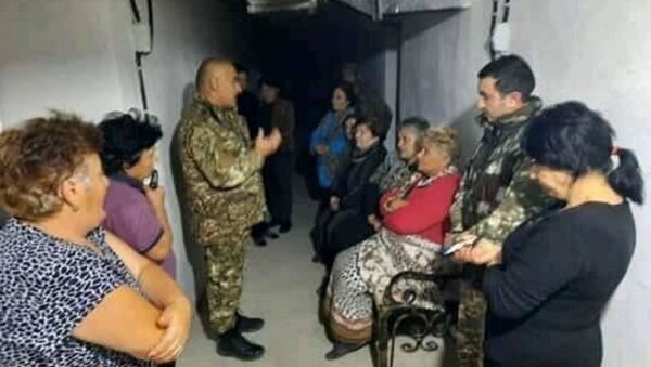 Глава администрации Аскеранского района Сасун Барсегян в очередной раз встретился с жителями Аскеран в убежищах - Sputnik Արմենիա