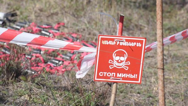 Как в Арцахе уничтожаются неразорвавшиеся кассетные боеприпасы и снаряды от «Града» - Sputnik Армения