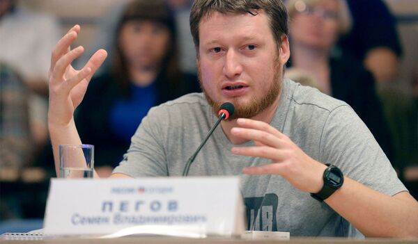 Спецкор телеканала Life News Семен Пегов на пресс-конференции, приуроченной к годовщине со дня смерти журналиста и фотокорреспондента МИА Россия сегодня Андрея Стенина (6 августа 2015). Москвa - Sputnik Արմենիա