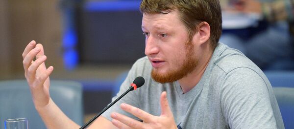 Спецкор телеканала Life News Семен Пегов на пресс-конференции, приуроченной к годовщине со дня смерти журналиста и фотокорреспондента МИА Россия сегодня Андрея Стенина (6 августа 2015). Москвa Спецкор телеканала Life News Семен Пегов на пресс-конференции, приуроченной к годовщине со дня смерти журналиста и фотокорреспондента МИА Россия сегодня Андрея Стенина (6 августа 2015). Москвa - Sputnik Армения