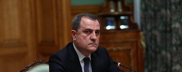 Министр иностранных дел Азербайджана Джейхун Байрамов во время переговоров глав МИД РФ, Армении и Азербайджана по Нагорному Карабаху (9 октября 2020). Москвa - Sputnik Արմենիա