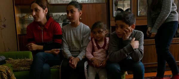 Переселенка из Арцаха Кристина с детьми Переселенка из Арцаха Кристина с детьми - Sputnik Армения