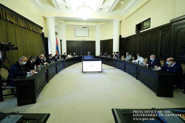Признанием Карабаха предотвратить гуманитарную катастрофу: Пашинян обратился к послам Признанием Карабаха предотвратить гуманитарную катастрофу: Пашинян обратился к послам - Sputnik Армения