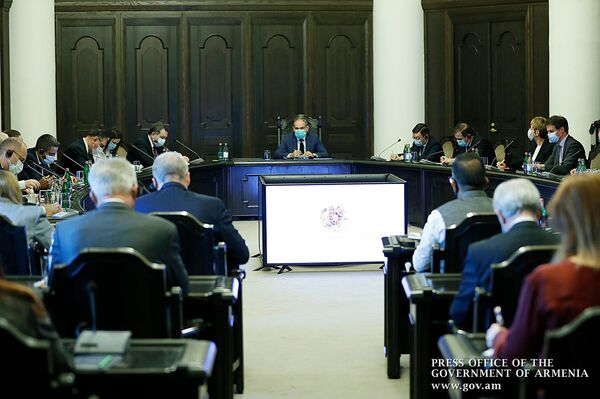 Признанием Карабаха предотвратить гуманитарную катастрофу: Пашинян обратился к послам Признанием Карабаха предотвратить гуманитарную катастрофу: Пашинян обратился к послам - Sputnik Армения