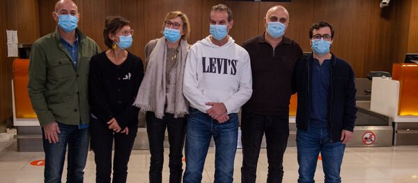 Французские врачи-волонтеры, прибывшие в Армению для помощи пострадавшим в Карабахе, в аэропорту Звартноц (12 октября 2020). Еревaн Французские врачи-волонтеры, прибывшие в Армению для помощи пострадавшим в Карабахе, в аэропорту Звартноц (12 октября 2020). Еревaн - Sputnik Армения