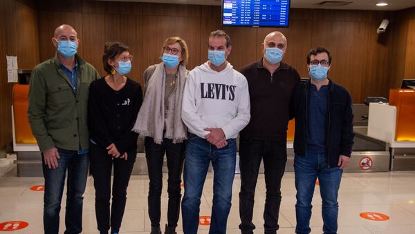 Французские врачи-волонтеры, прибывшие в Армению для помощи пострадавшим в Карабахе, в аэропорту Звартноц (12 октября 2020). Еревaн - Sputnik Արմենիա