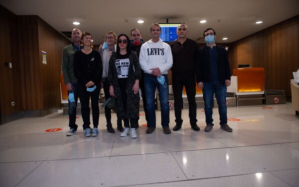Французские врачи-волонтеры, прибывшие в Армению для помощи пострадавшим в Карабахе, в аэропорту Звартноц (12 октября 2020). Еревaн - Sputnik Армения