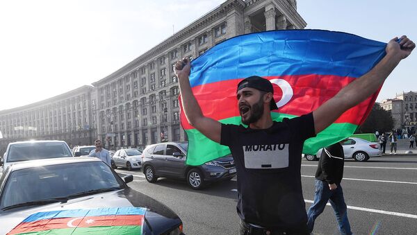 Член азербайджанской диаспоры размахивает флагом Азербайджана во время митинга на площади Независимости (11 октября 2020). Киев - Sputnik Արմենիա
