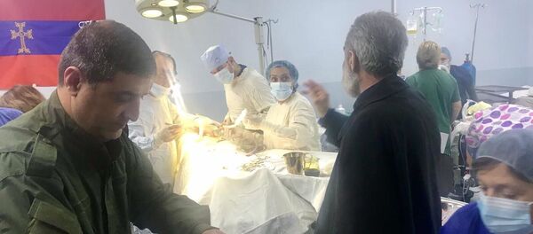 Предстоятель Арцахской епархии архиепископ Паргев Мартиросян посетил военный госпиталь и встретился с ранеными солдатами (13 октября 2020). Карабах Предстоятель Арцахской епархии архиепископ Паргев Мартиросян посетил военный госпиталь и встретился с ранеными солдатами (13 октября 2020). Карабах - Sputnik Армения