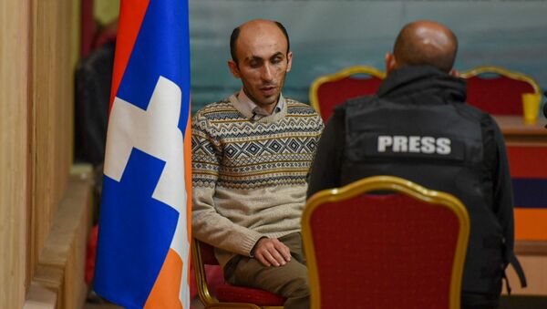 Защитник прав человека Карабаха Артак Бегларян во время интервью - Sputnik Արմենիա