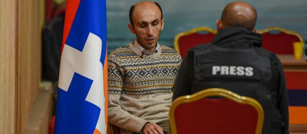 Защитник прав человека Карабаха Артак Бегларян во время интервью - Sputnik Արմենիա