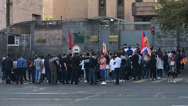 Акция в поддержку признания независимости Карабаха перед зданием посольства России в Армении (13 октября 2020). Еревaн - Sputnik Արմենիա