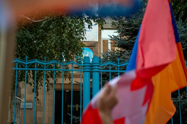 Признать независимость Карабаха: мирная акция перед посольством России в Армении Признать независимость Карабаха: мирная акция перед посольством России в Армении - Sputnik Армения