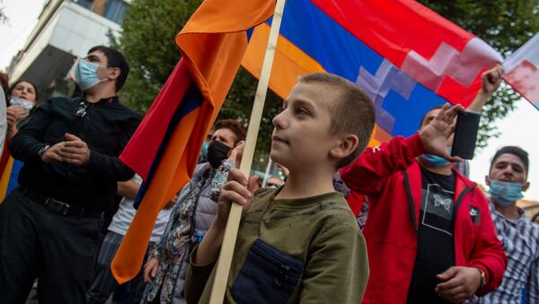 Юный участник акции в поддержку признания независимости Карабаха перед зданием ООН в Армении (13 октября 2020). Еревaн - Sputnik Армения