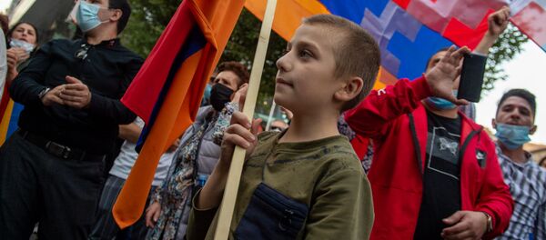 Юный участник акции в поддержку признания независимости Карабаха перед зданием ООН в Армении (13 октября 2020). Еревaн - Sputnik Արմենիա