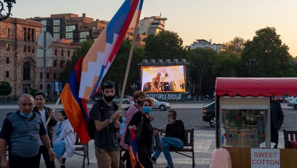 Участники акции в поддержку признания независимости Карабаха на площади Республики (13 октября 2020). Еревaн - Sputnik Արմենիա