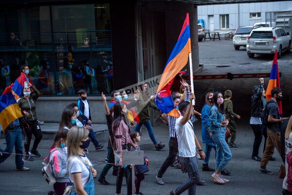Участники акции в поддержку признания независимости Карабаха во время марша к зданию ООН в Армении (13 октября 2020). Еревaн - Sputnik Армения