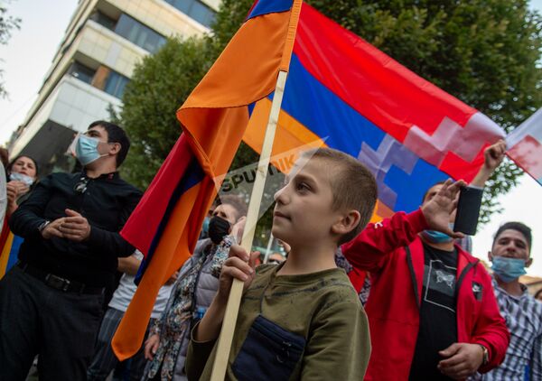 Юный участник акции в поддержку признания независимости Карабаха перед зданием ООН в Армении (13 октября 2020). Еревaн - Sputnik Армения