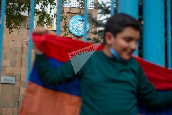 Юный участник акция в поддержку признания независимости Карабаха перед зданием ООН в Армении (13 октября 2020). Еревaн - Sputnik Армения