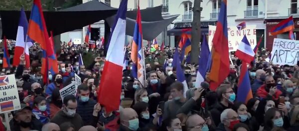 Митинг армянской диаспоры в Париже в связи с конфликтом в НКР - Sputnik Армения