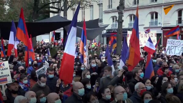 Митинг армянской диаспоры в Париже в связи с конфликтом в НКР - Sputnik Армения