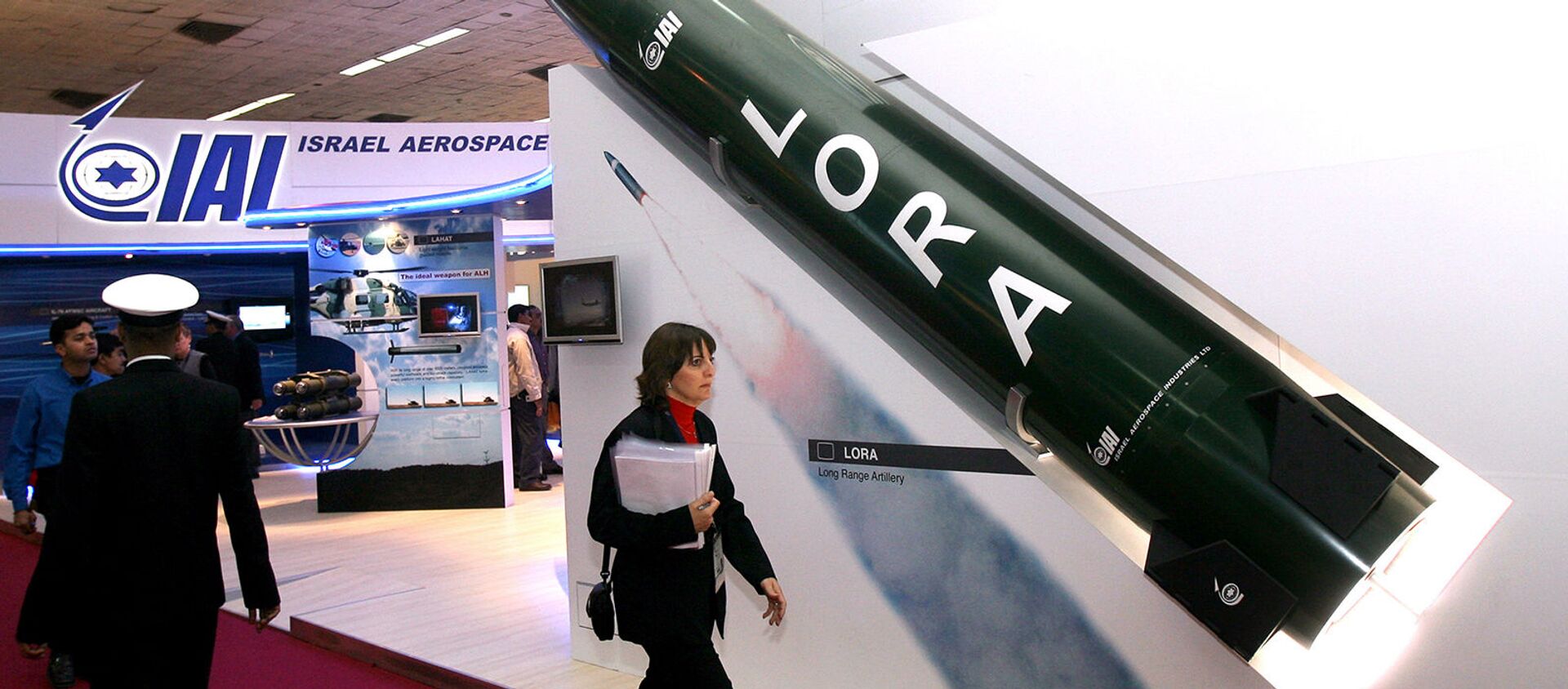 Женщина проходит мимо модели израильской дальнобойной артиллерийской ракеты Lora на стенде обороны Израиля на международной оборонной выставке DefExpo-2008 (16 февраля 2008). Нью-Дели - Sputnik Армения, 1920, 13.10.2020