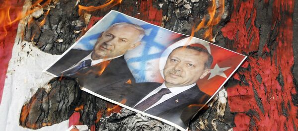 Портреты премьер-министра Израиля Биньямина Нетаньяху и президента Турции Реджепа Эрдогана лежат на флаге США в огне во время парада в честь Дня Аль-Кудса (1 июля 2016). Тегеран - Sputnik Армения