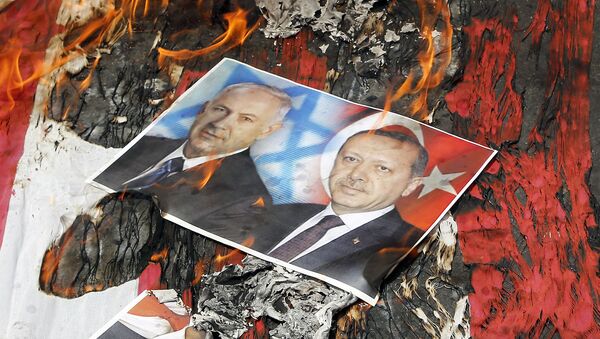 Портреты премьер-министра Израиля Биньямина Нетаньяху и президента Турции Реджепа Эрдогана лежат на флаге США в огне во время парада в честь Дня Аль-Кудса (1 июля 2016). Тегеран - Sputnik Արմենիա