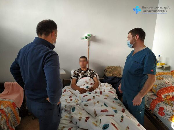 Արսեն Թորոսյանը Գեղարքունիքի մարզում այցելել է վիրավոր զինվորներին Արսեն Թորոսյանը Գեղարքունիքի մարզում այցելել է վիրավոր զինվորներին - Sputnik Արմենիա