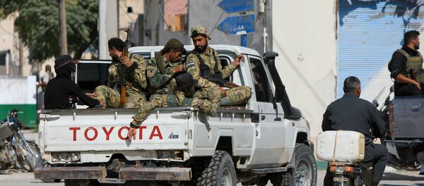 Поддерживаемые Турцией сирийские боевики патрулируют улицу в контролируемом повстанцами городе Тал Абьяд в северной сирийской провинции Рака (11 октября 2020). Сирия - Sputnik Армения