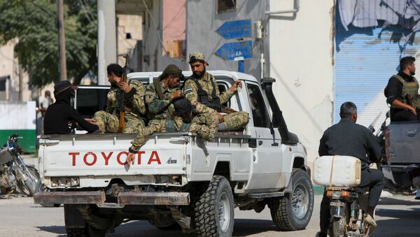 Поддерживаемые Турцией сирийские боевики патрулируют улицу в контролируемом повстанцами городе Тал Абьяд в северной сирийской провинции Рака (11 октября 2020). Сирия - Sputnik Армения