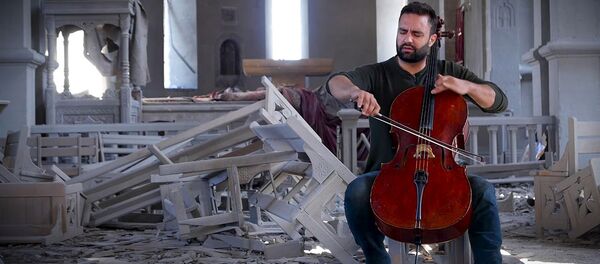Бельгийский музыкант армянского происхождения сыграл на виолончели в разрушенном соборе в Шуши Бельгийский музыкант армянского происхождения сыграл на виолончели в разрушенном соборе в Шуши - Sputnik Արմենիա