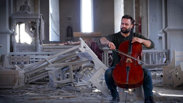 Бельгийский музыкант армянского происхождения сыграл на виолончели в разрушенном соборе в Шуши - Sputnik Армения