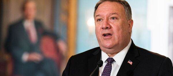 Госсекретарь США Майк Помпео выступает во время своей встречи с министром иностранных дел Саудовской Аравии принцем Фейсалом бен Фарханом Аль Саудом (14 октября 2020). Вашингтон - Sputnik Արմենիա