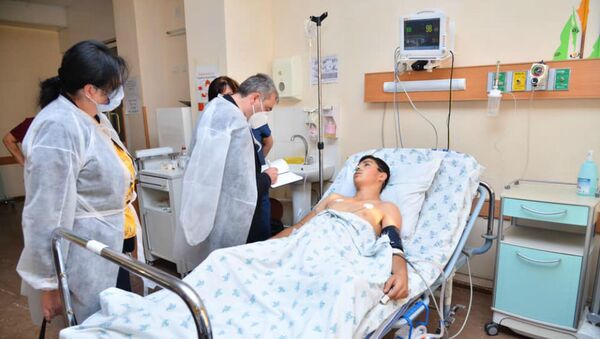 Специальная рабочая группа навещает раненого в больнице Сурб Аствацамайр (14 октября 2020). Варденис - Sputnik Արմենիա