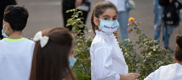 Безмолвная акция протеста против молчания международного сообщества перед зданием посольства России (15 октября 2020). Еревaн - Sputnik Արմենիա