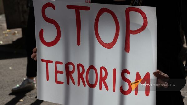Безмолвная акция протеста против молчания международного сообщества перед зданием посольства Франции (15 октября 2020). Еревaн - Sputnik Армения