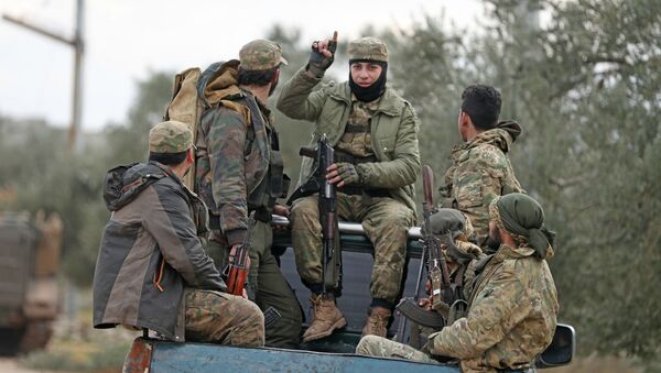 Поддерживаемые Турцией сирийские боевики в городе Сармин в 8 км к юго-востоку от города Идлиб (21 февраля 2020). Сирия - Sputnik Армения