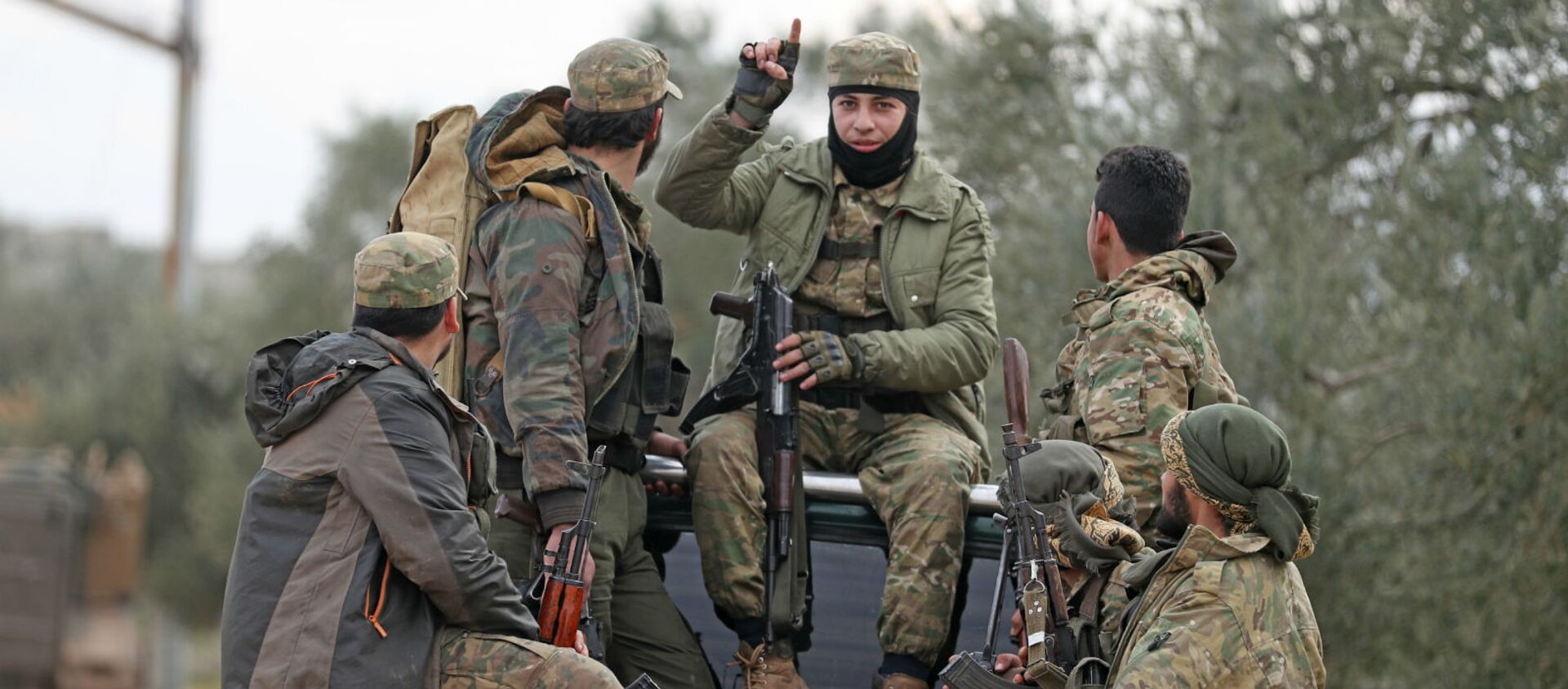 Поддерживаемые Турцией сирийские боевики в городе Сармин в 8 км к юго-востоку от города Идлиб (21 февраля 2020). Сирия - Sputnik Армения, 1920, 03.11.2020