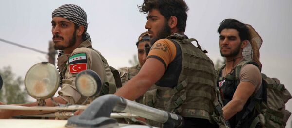 Поддерживаемые Турцией сирийские боевики на окраине деревни Аль-Гандура, к северо-западу от Манбидж на севере сирийской провинции Алеппо (16 октября 2019). Сирия - Sputnik Արմենիա