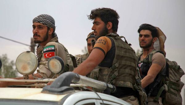 Поддерживаемые Турцией сирийские боевики на окраине деревни Аль-Гандура, к северо-западу от Манбидж на севере сирийской провинции Алеппо (16 октября 2019). Сирия - Sputnik Армения