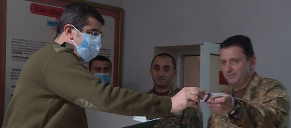 Արցախի նախագահ Արայիկ Հարությունյանը բարձրաստիճան հրամկազմի ներկայությամբ նախարար Ջալալ Հարությունյանին հանձնել է գեներալ-լեյտենանտի զինվորական ուսադիրները - Sputnik Արմենիա