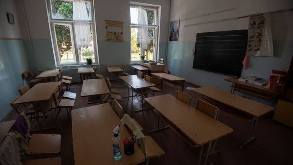 Попавшая под обстрел средняя школа No2 в Мартуни, Карабах - Sputnik Արմենիա