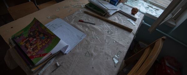 Попавшая под обстрел средняя школа No2 в Мартуни, Карабах - Sputnik Армения