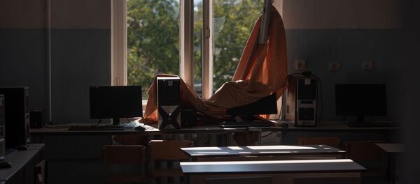 Попавшая под обстрел средняя школа No2 в Мартуни, Карабах - Sputnik Արմենիա